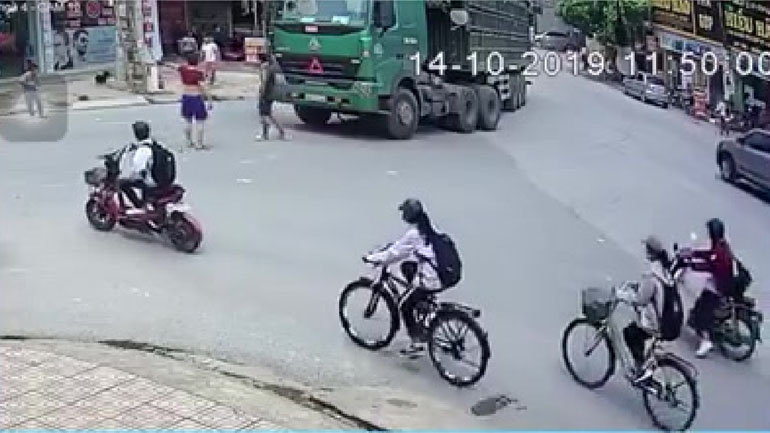 Φορτηγό χτυπά δύο παιδιά με το ποδήλατό τους!